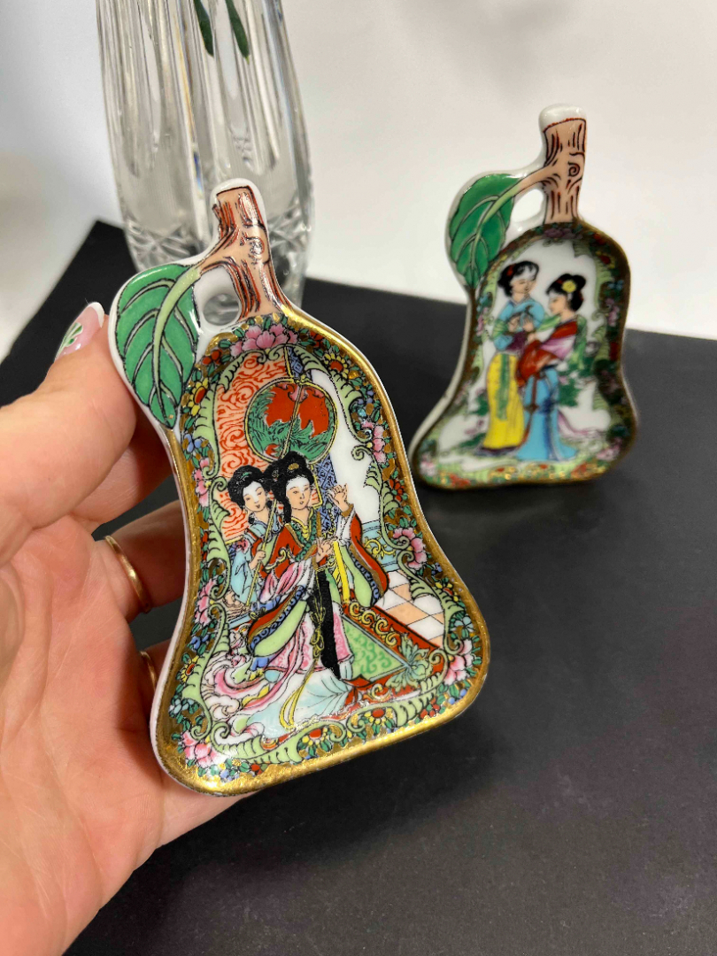 Плакетка в виде груши. Китай. Фарфор, деколь, золото, маркировка. Цена за 1шт. Картинка 2